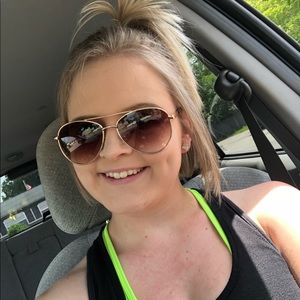 Meet your Posher, Alexis